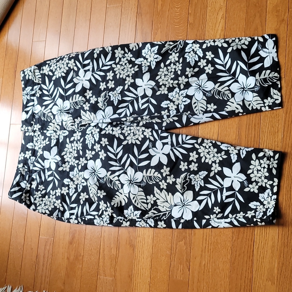 Black/white 16 W capris.